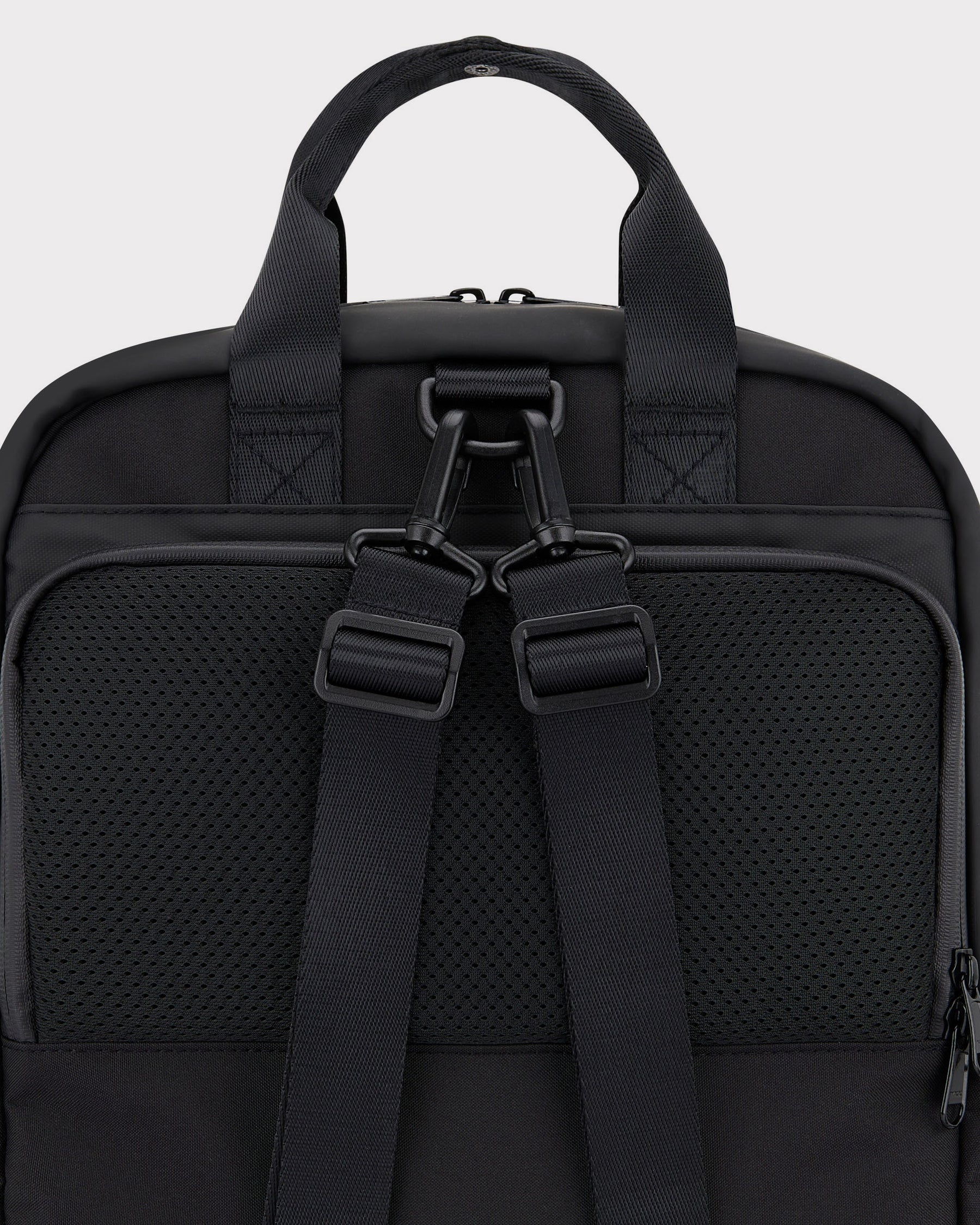 Schwarzer Rucksack 'Jona Medium' mit gepolsterten Trägern und Handgriff