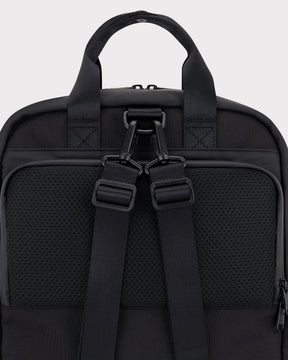 Schwarzer Rucksack 'Jona Medium' mit gepolsterten Trägern und Handgriff