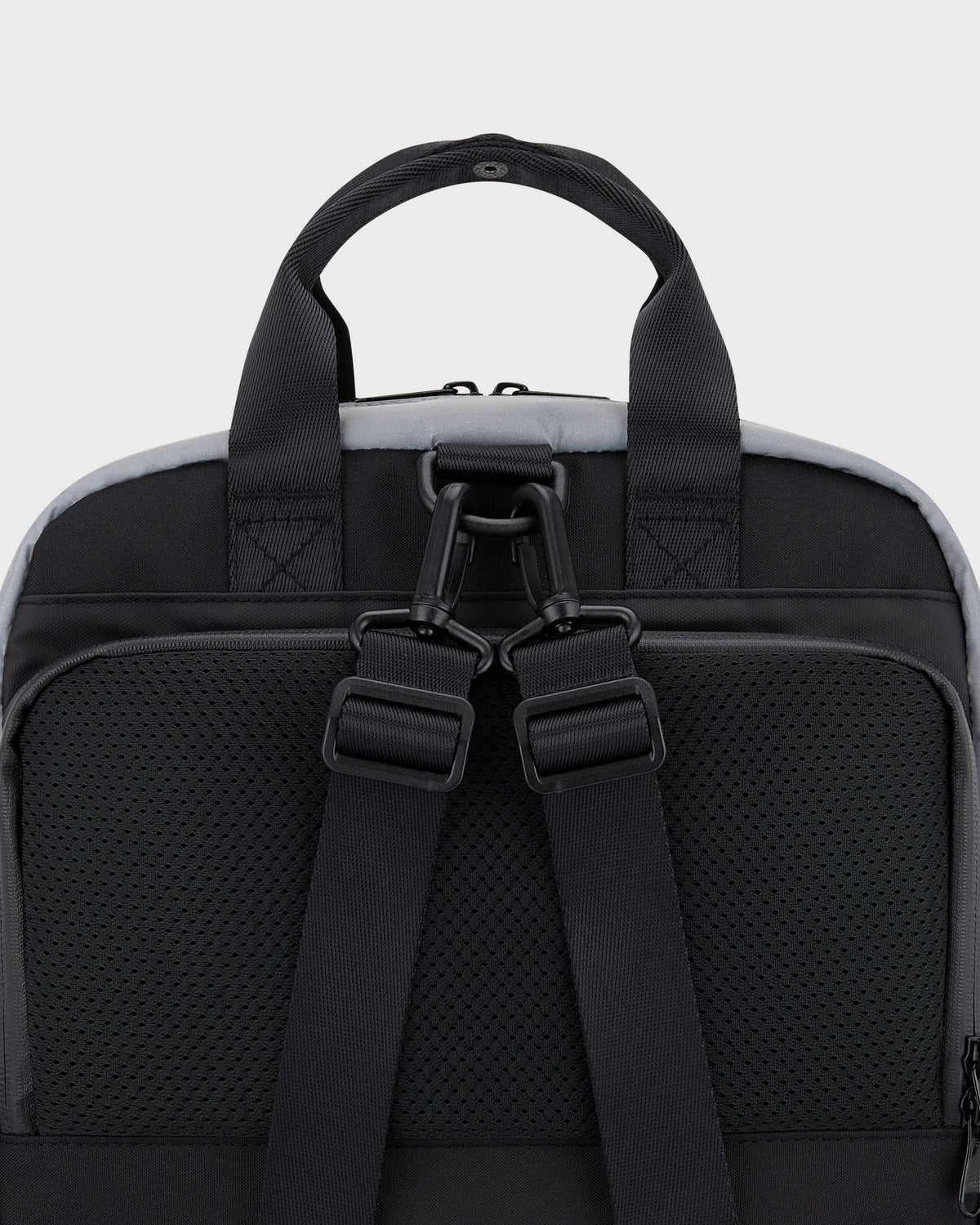 Rucksack Jona Medium von Johnny Urban, Rückseite mit gepolsterten, verstellbaren Trägern und Handgriff