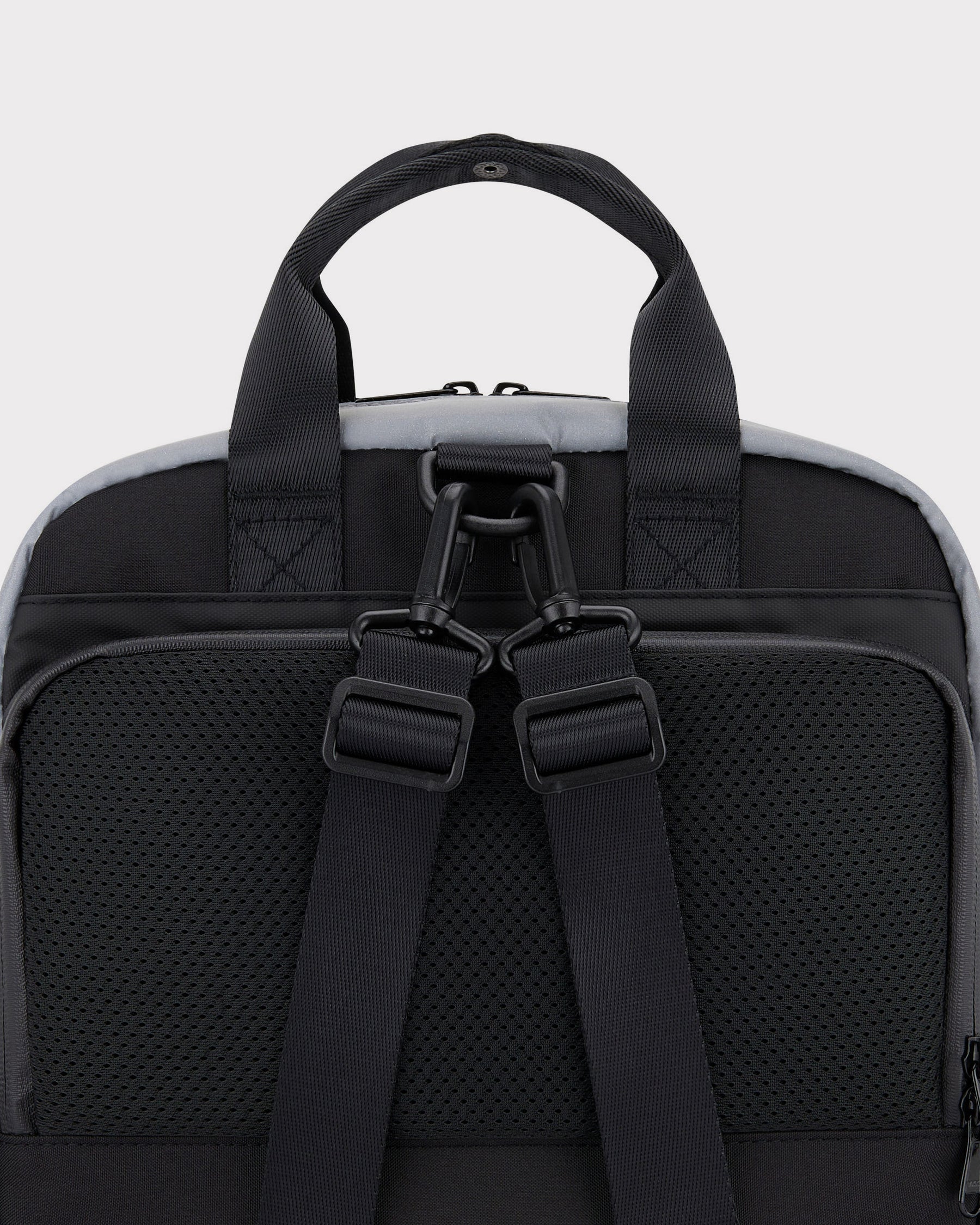 Rucksack Jona Medium von Johnny Urban, Rückseite mit gepolsterten, verstellbaren Trägern und Handgriff