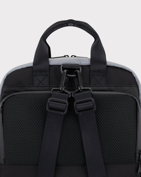 Rucksack Jona Medium von Johnny Urban, Rückseite mit gepolsterten, verstellbaren Trägern und Handgriff