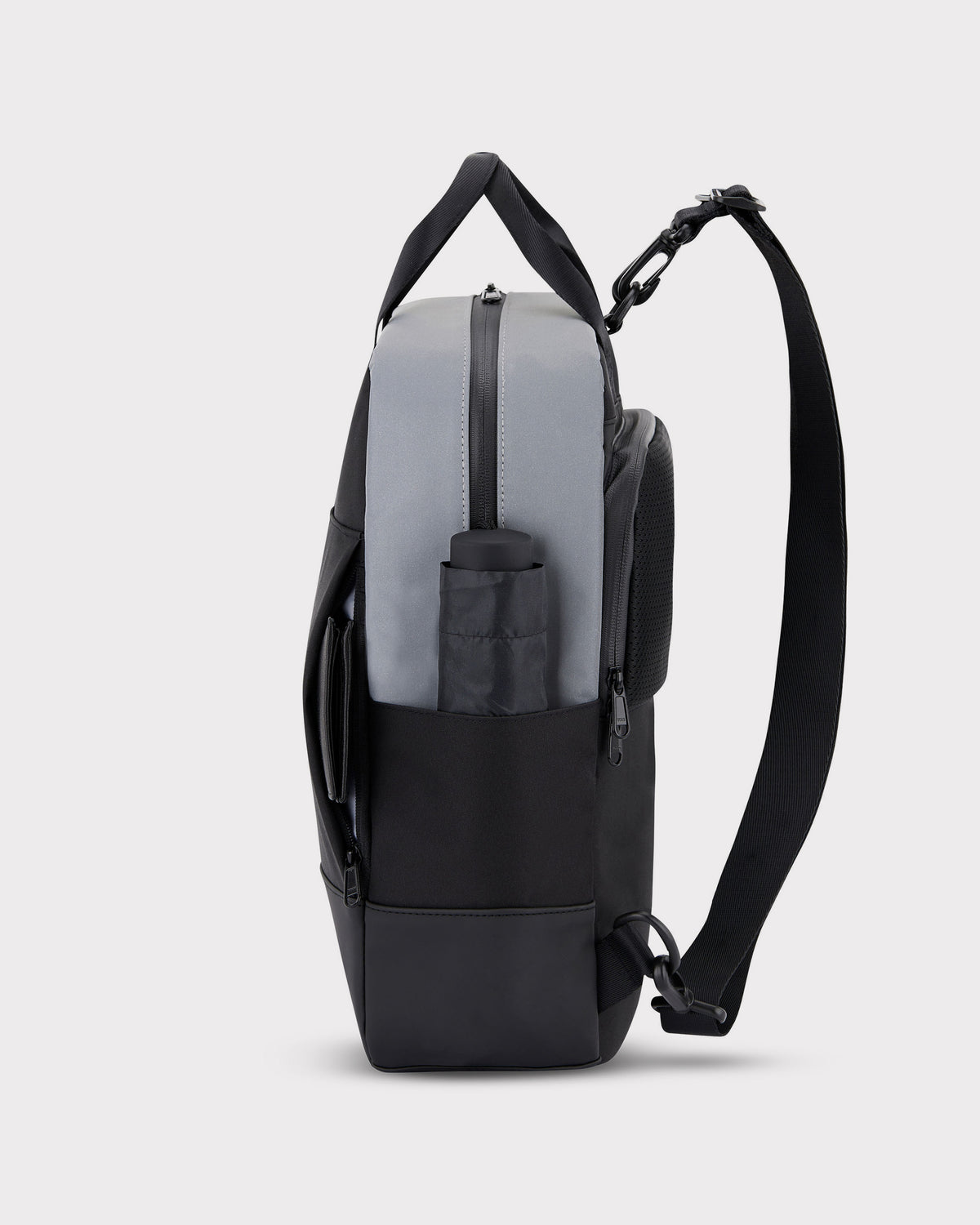 Seitenansicht des grauen und schwarzen Fahrradrucksacks 'Jona Medium' von Johnny Urban mit Flaschenhalter