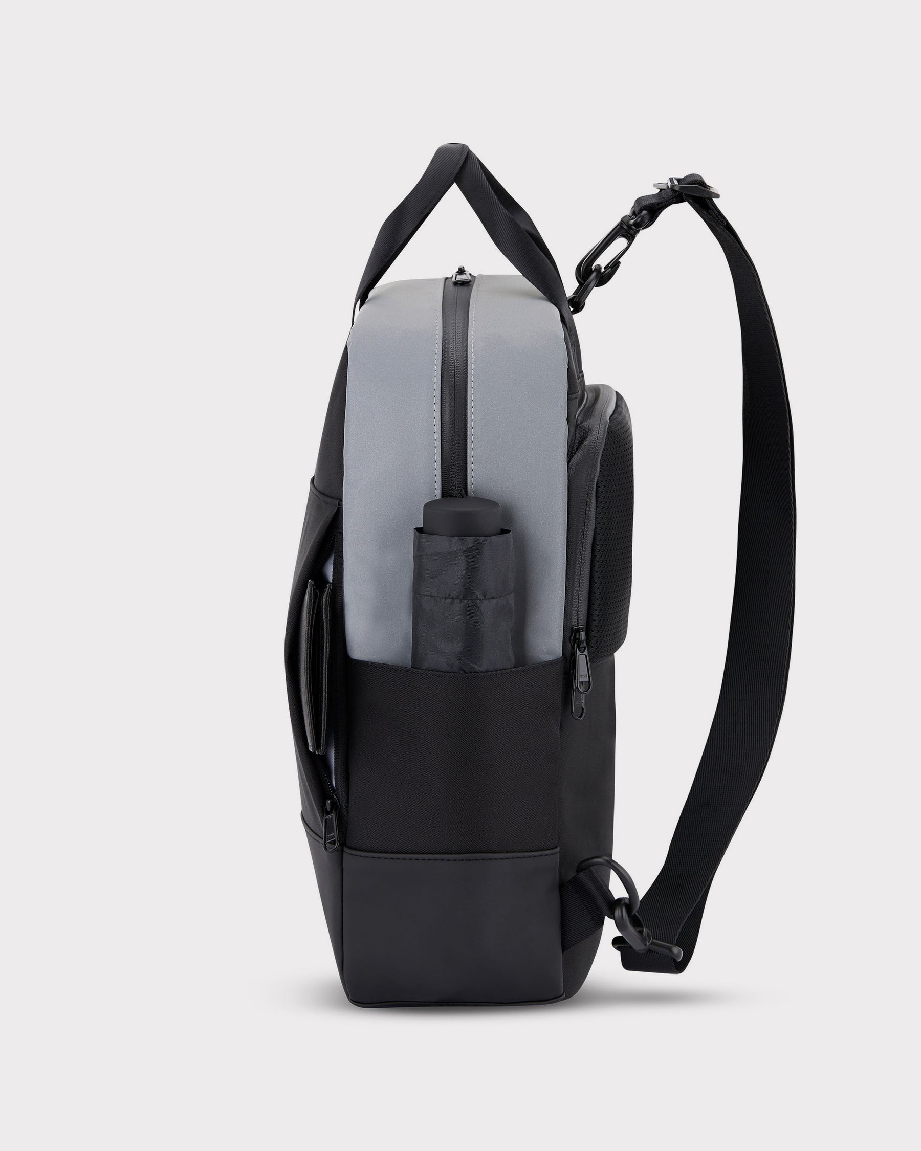 Seitenansicht des grauen und schwarzen Fahrradrucksacks 'Jona Medium' von Johnny Urban mit Flaschenhalter