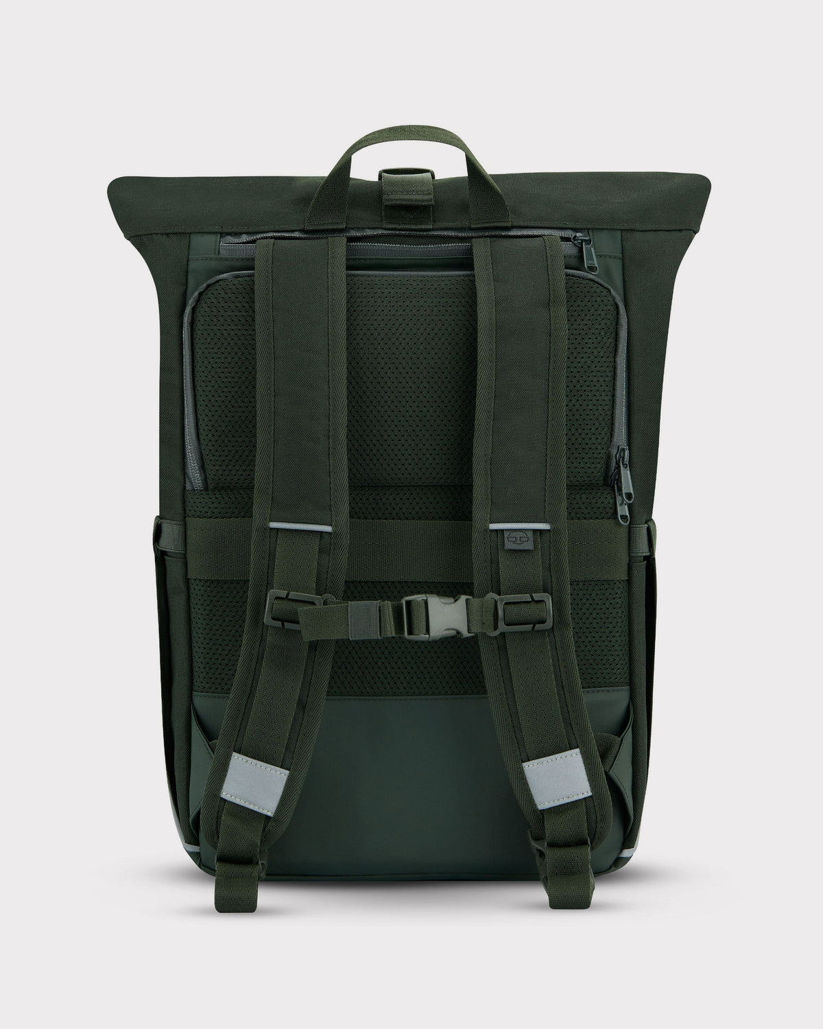 Rückseite des Johnny Urban Rolltop Rucksacks 'Robin Medium' in dunklem Olivgrün mit gepolsterten Schultergurten, Brustgurt und integriertem Rückenpolster