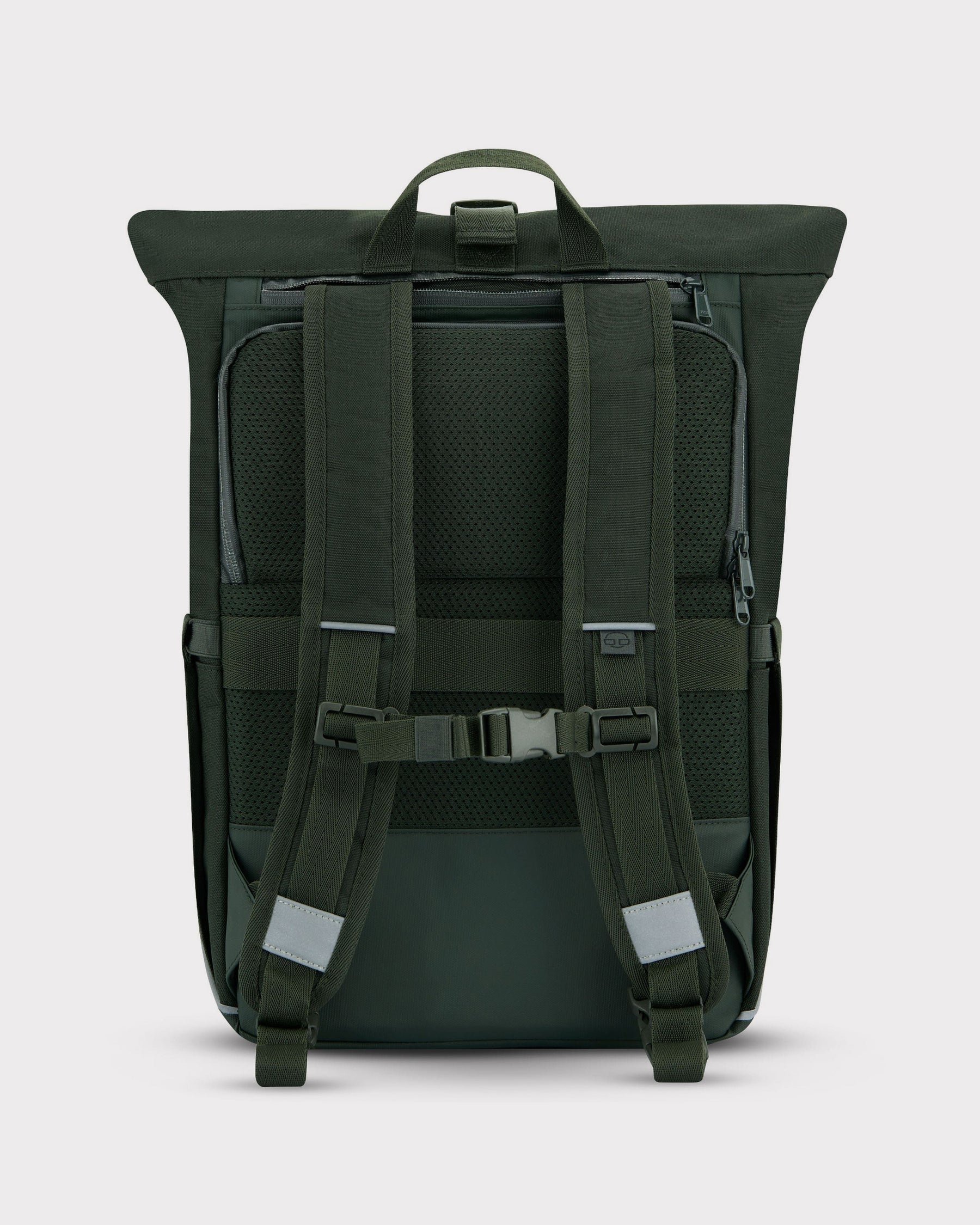 Rückseite des Johnny Urban Rolltop Rucksacks 'Robin Medium' in dunklem Olivgrün mit gepolsterten Schultergurten, Brustgurt und integriertem Rückenpolster