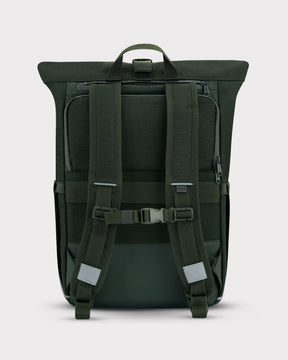 Rückseite des Johnny Urban Rolltop Rucksacks 'Robin Medium' in dunklem Olivgrün mit gepolsterten Schultergurten, Brustgurt und integriertem Rückenpolster
