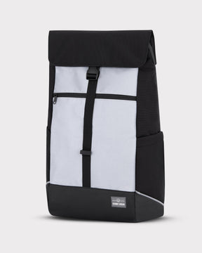 Reflektierender Fahrradrucksack 'Mika' in Schwarz und Grau mit Fronttasche und Verschlussriemen von Johnny Urban