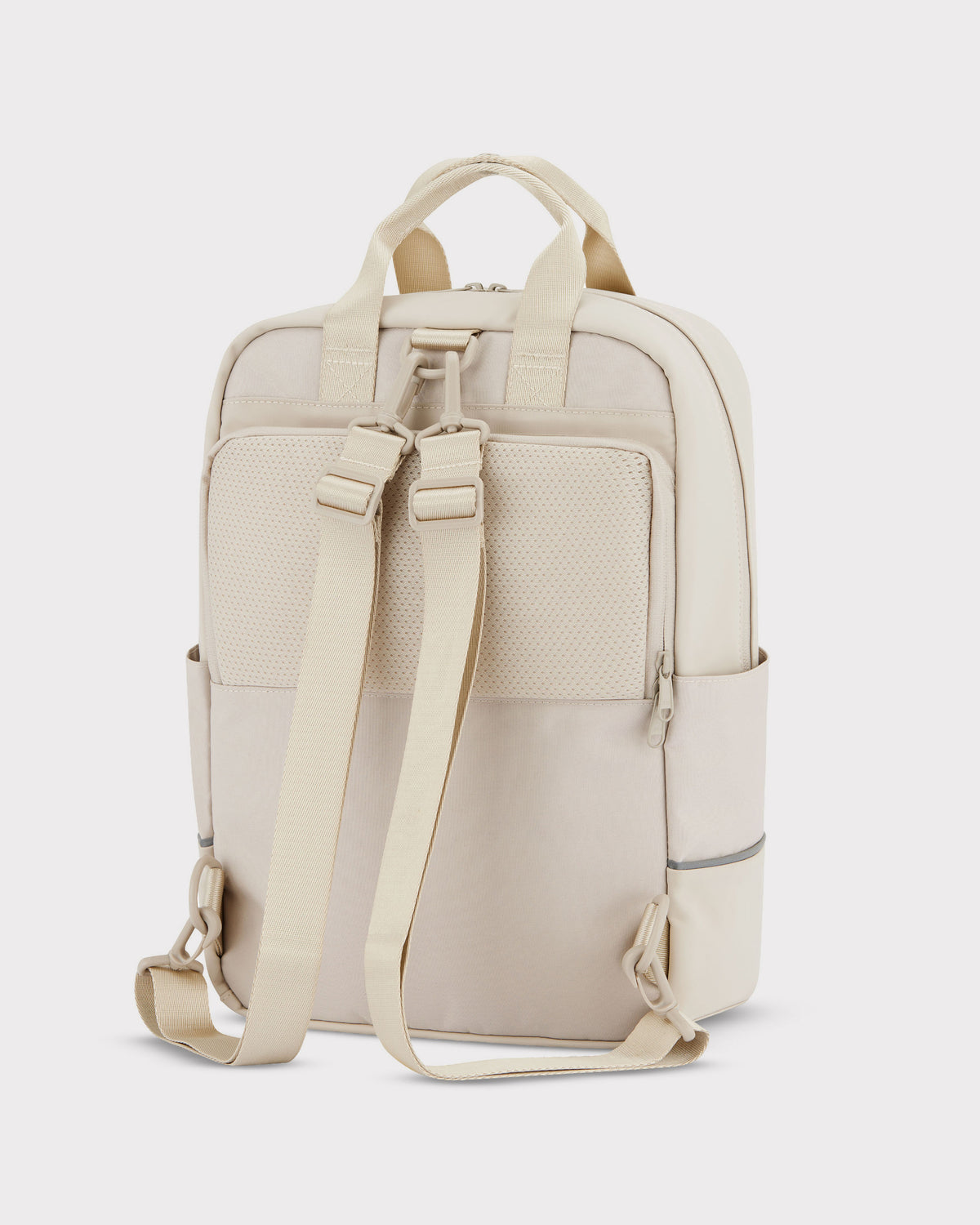 Sandfarbener Rucksack "Jona Medium" von Johnny Urban mit gepolsterten Rücken und verstellbaren Schultergurten
