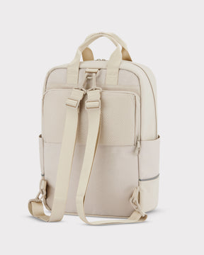 Sandfarbener Rucksack "Jona Medium" von Johnny Urban mit gepolsterten Rücken und verstellbaren Schultergurten