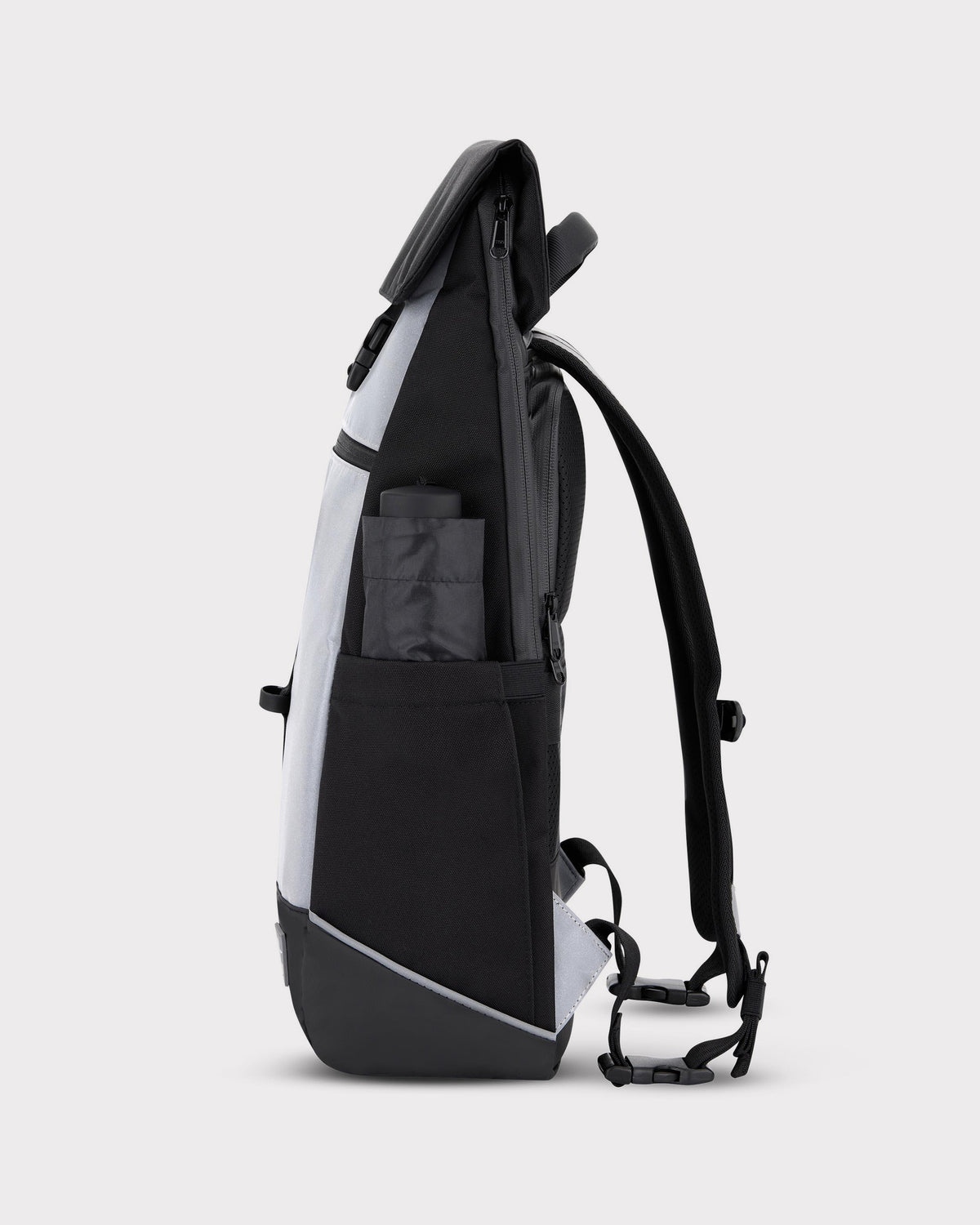 Seitenansicht des schwarzen und grauen Fahrrad-Rucksacks 'Mika' mit reflektierenden Elementen und seitlicher Tasche mit Regenschirm
