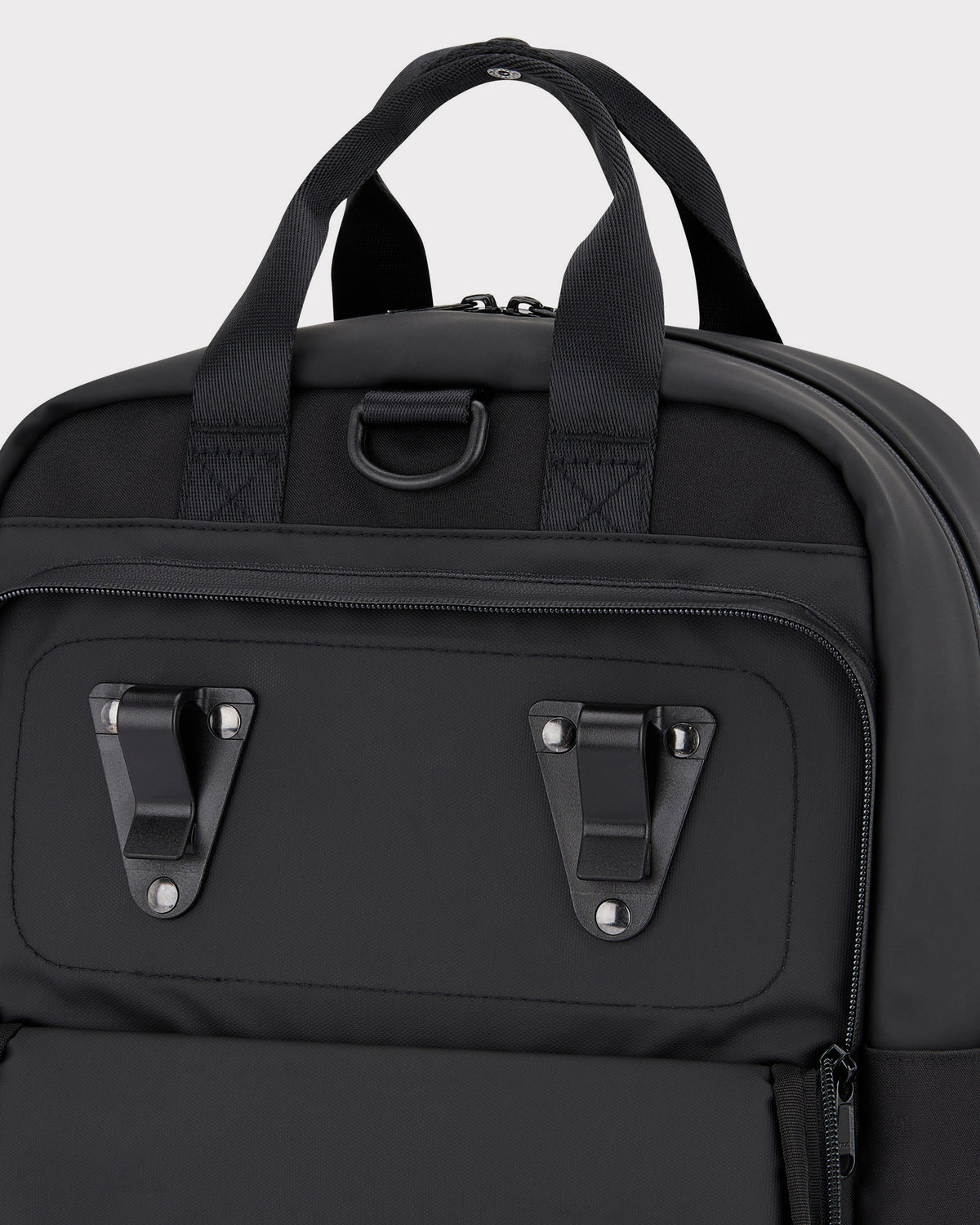 Schwarzer Johnny Urban Rucksack 'Jona Medium' mit zwei schwarzen Clips zur Befestigung am Fahrradgepäckträger