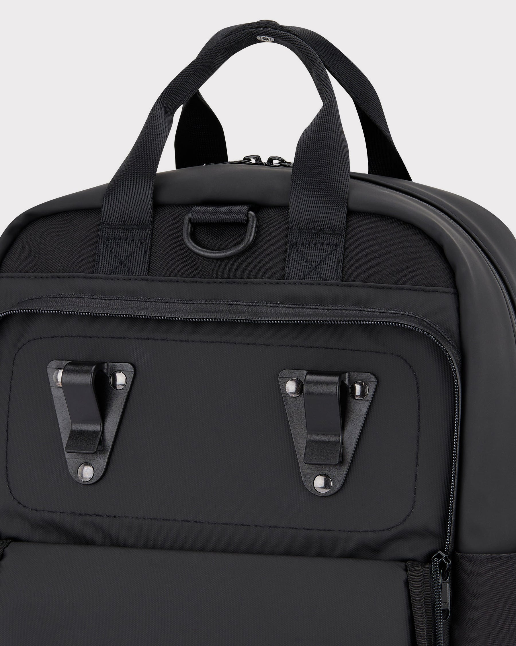 Schwarzer Johnny Urban Rucksack 'Jona Medium' mit zwei schwarzen Clips zur Befestigung am Fahrradgepäckträger