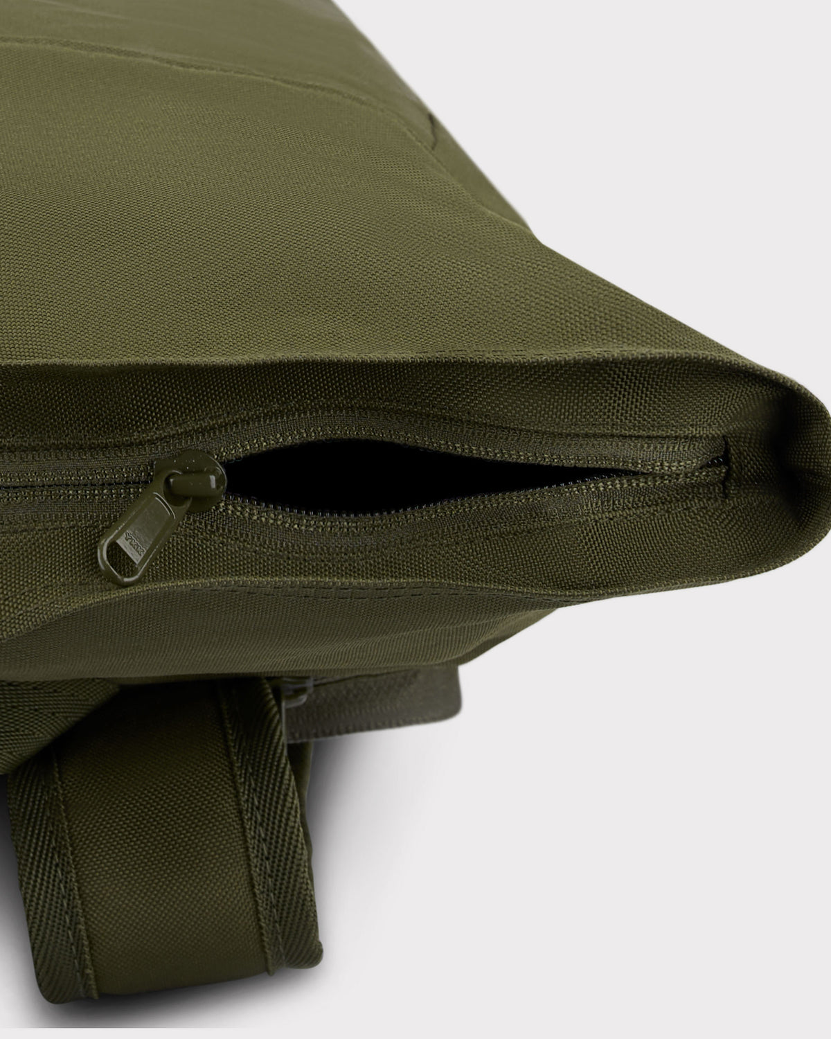 Detailansicht Reißverschluss des olivefarbenen Rolltop Rucksacks 'Robin Medium' von Johnny Urban fürs Fahrrad