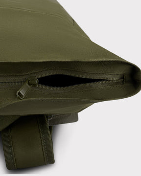 Detailansicht Reißverschluss des olivefarbenen Rolltop Rucksacks 'Robin Medium' von Johnny Urban fürs Fahrrad