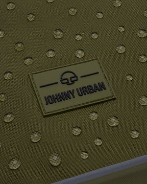 Nahe Aufnahme des wasserabweisenden olivgrünen Rolltop Rucksacks 'Robin Medium' mit Johnny Urban Markenlogo und Wassertröpfchen