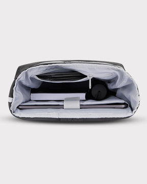 Innenansicht des Rolltop Rucksacks 'Robin Medium' mit Laptop, Buch, Flasche und Reißverschlusstasche