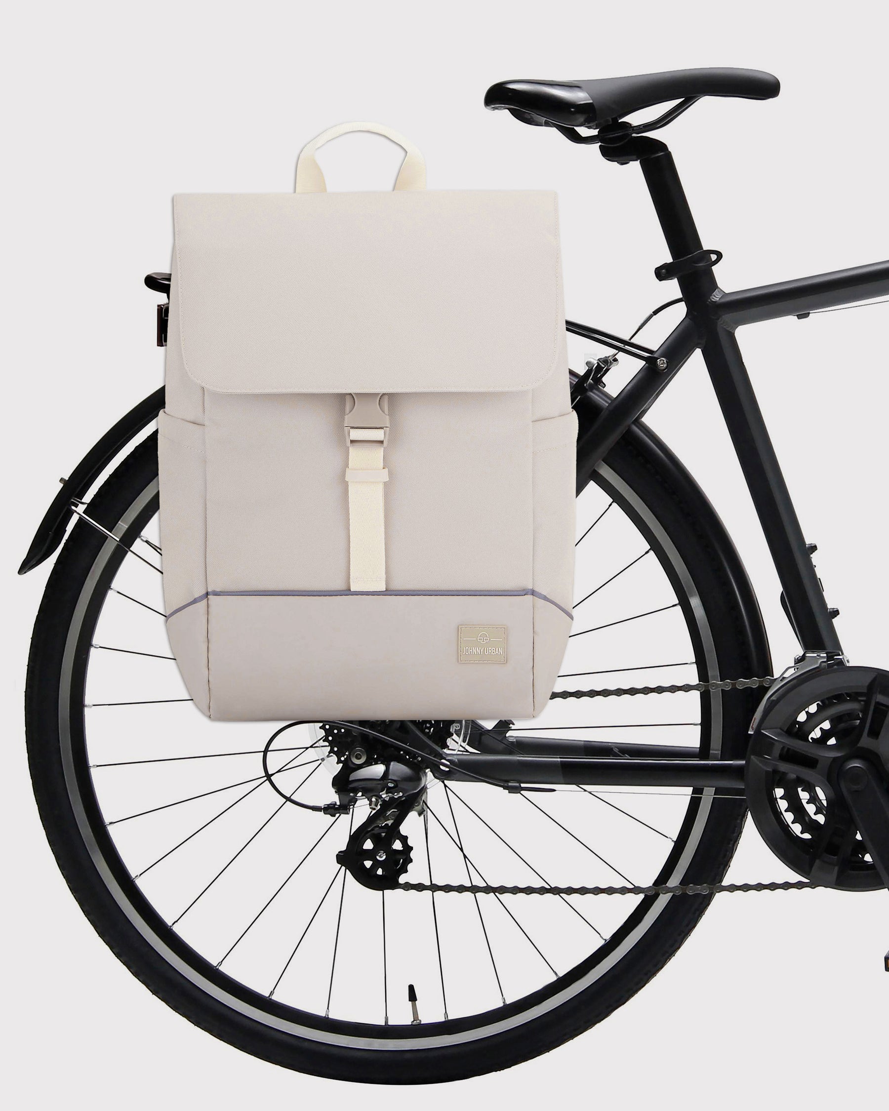 Rucksack 'Mika' Bike, Nahaufnahme der Rückseite mit zwei Befestigungshaltern und Tragegriff in hellbeiger Farbe