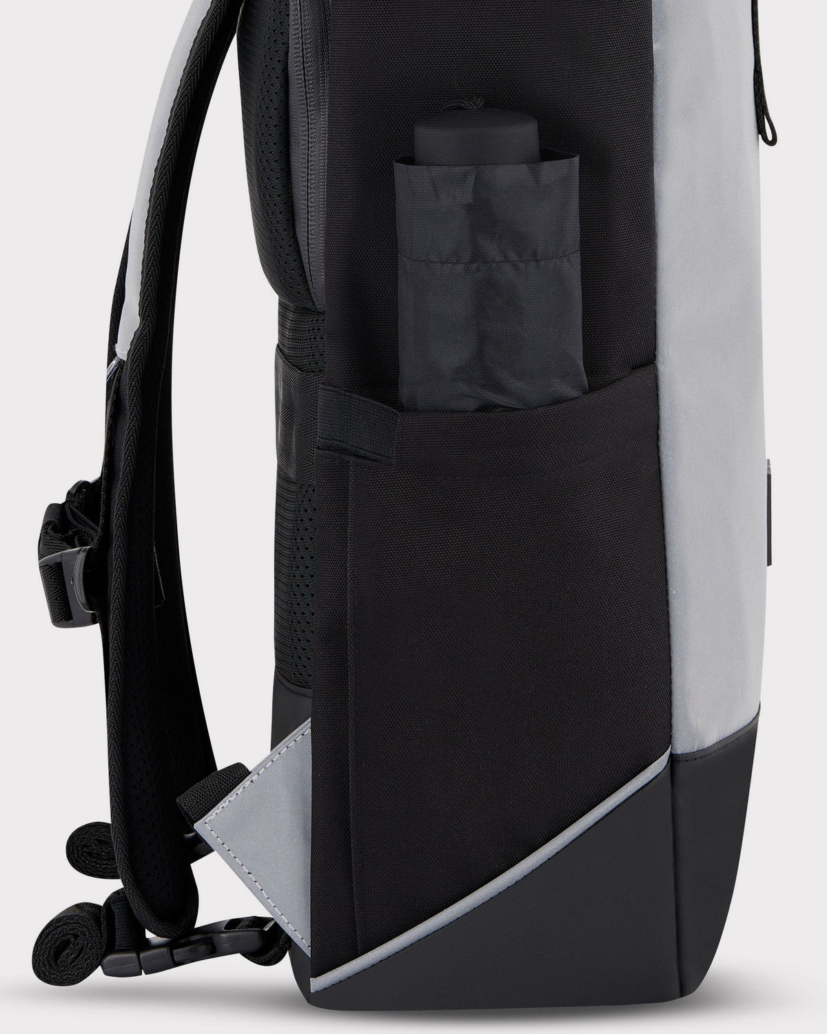 Seitenansicht des Rolltop Rucksacks 'Robin Medium' in Schwarz und Grau mit Außentasche