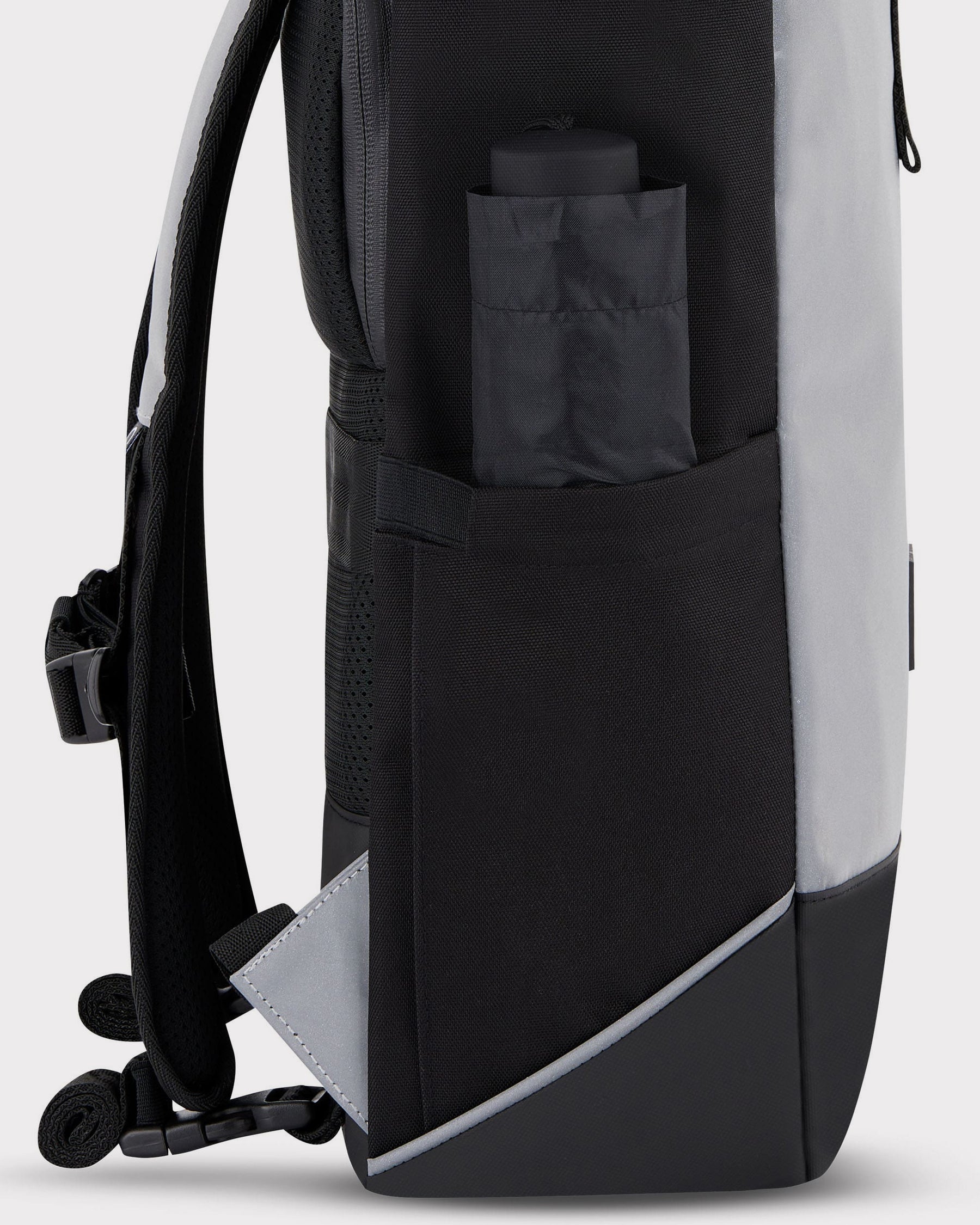 Seitenansicht des Rolltop Rucksacks 'Robin Medium' in Schwarz und Grau mit Außentasche