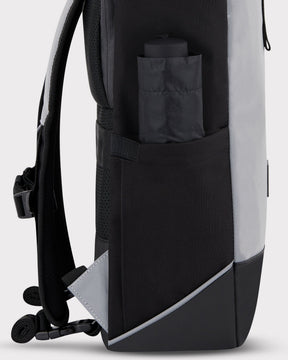 Seitenansicht des Rolltop Rucksacks 'Robin Medium' in Schwarz und Grau mit Außentasche