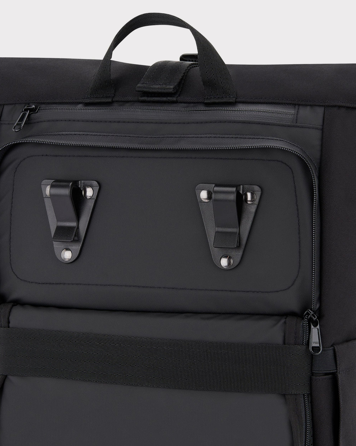 Schwarzer Rolltop-Rucksack 'Robin Medium' für Fahrrad mit zwei Befestigungshaken und Griff
