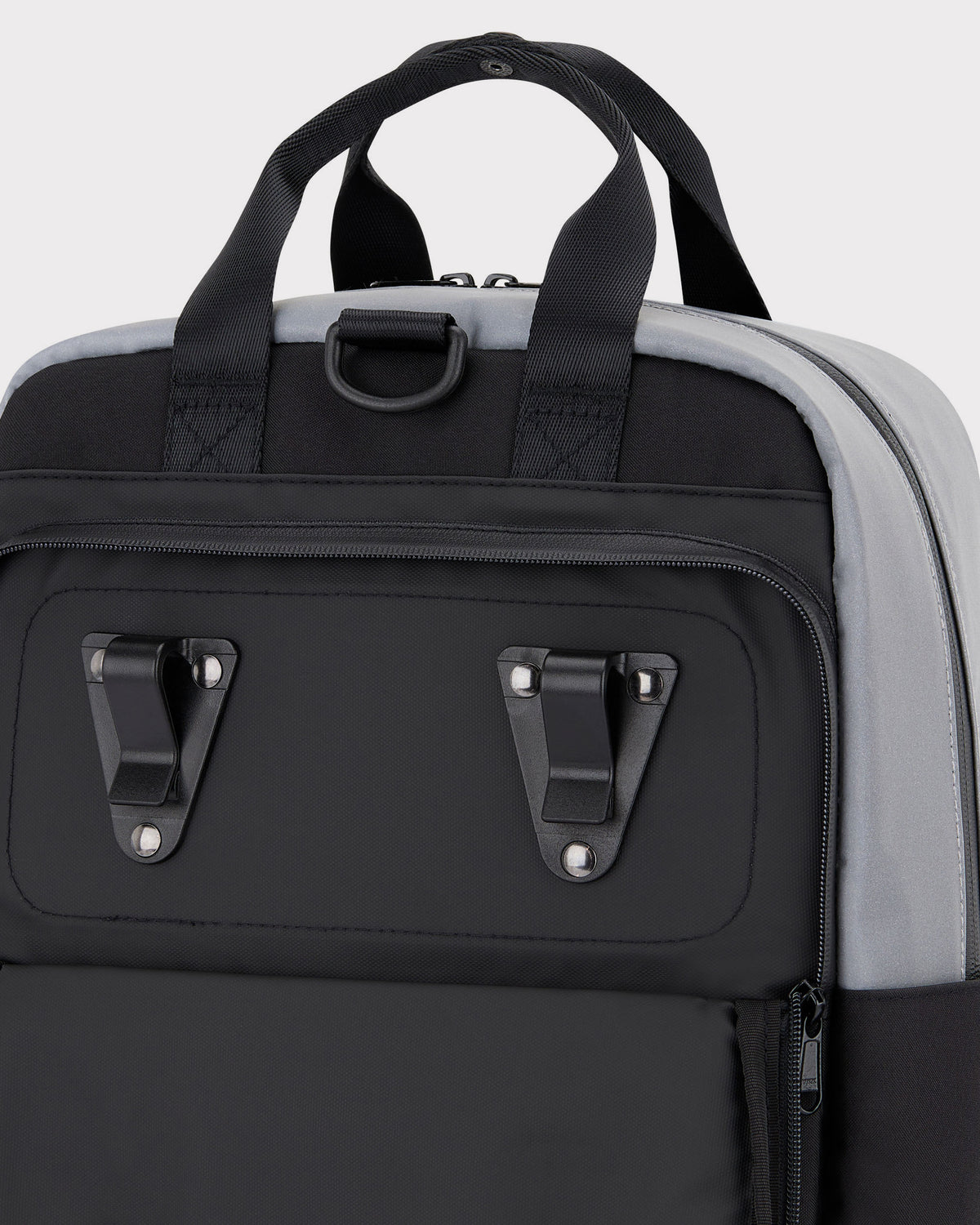 Rucksack Jona Medium in Grau und Schwarz mit reflektierenden Details und Halterungen für Fahrrad-Gepäckträger