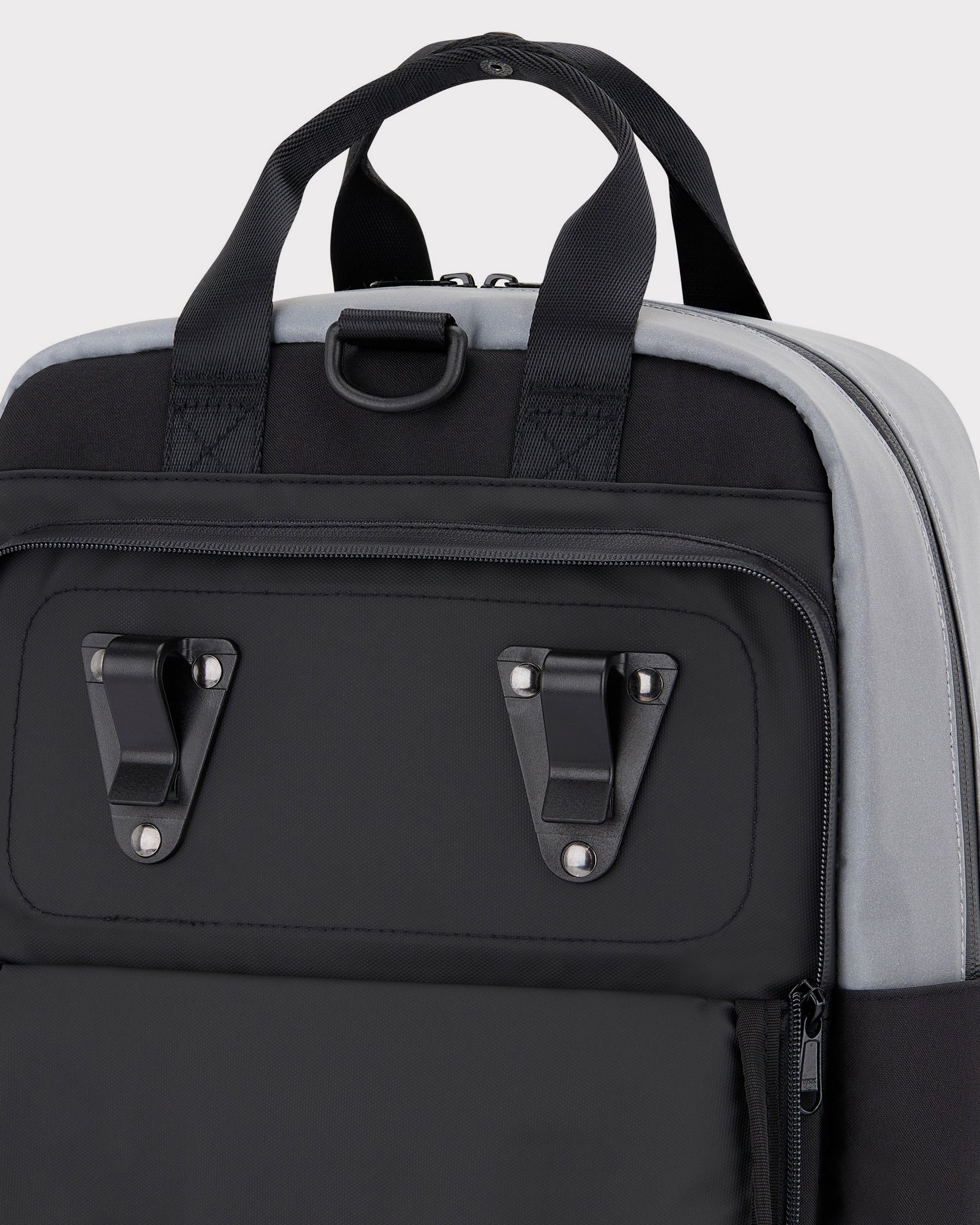 Rucksack Jona Medium in Grau und Schwarz mit reflektierenden Details und Halterungen für Fahrrad-Gepäckträger