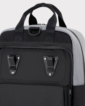 Rucksack Jona Medium in Grau und Schwarz mit reflektierenden Details und Halterungen für Fahrrad-Gepäckträger