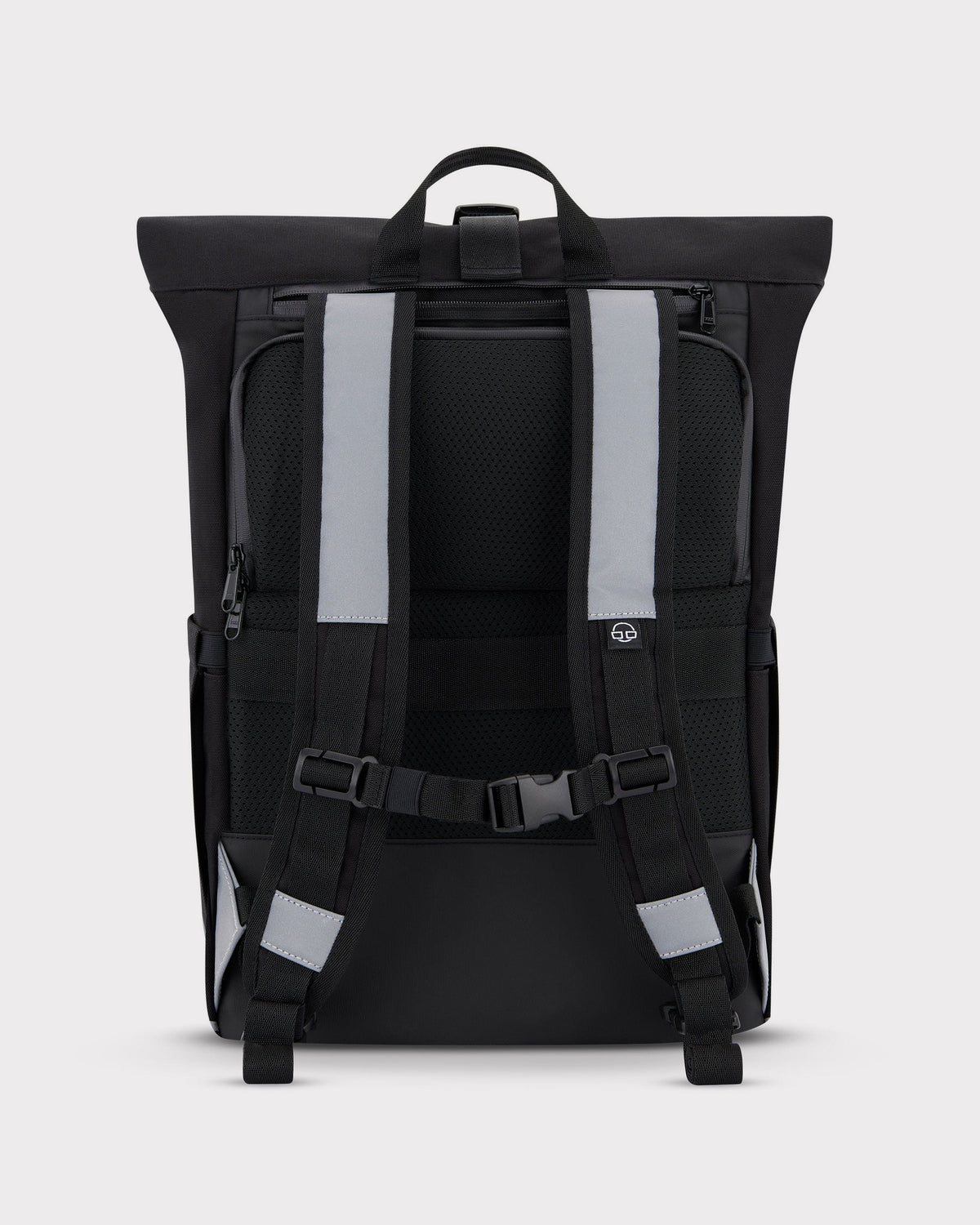 Rückenansicht des Johnny Urban Rolltop Rucksacks 'Robin Medium' in Schwarz mit reflektierenden Streifen auf den gepolsterten Schultergurten