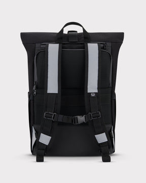 Rückenansicht des Johnny Urban Rolltop Rucksacks 'Robin Medium' in Schwarz mit reflektierenden Streifen auf den gepolsterten Schultergurten