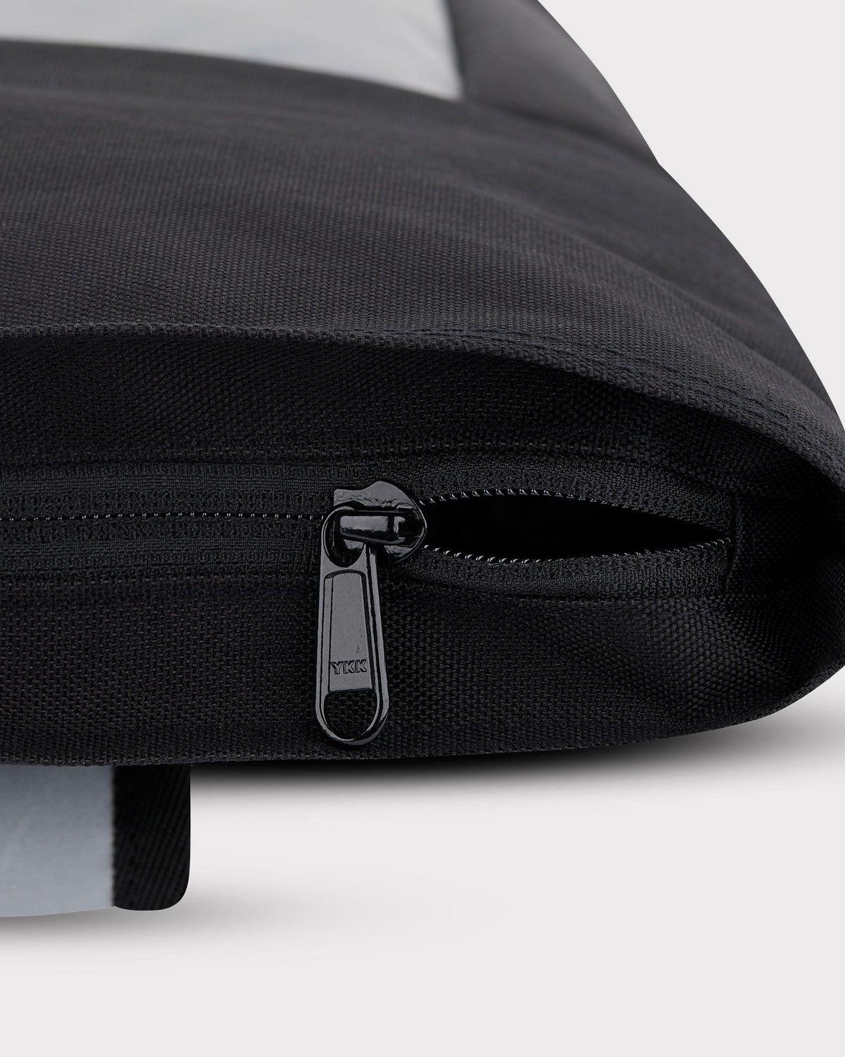Schwarzer Rolltop Rucksack 'Robin Medium' für Fahrrad mit geöffnetem YKK-Reißverschluss