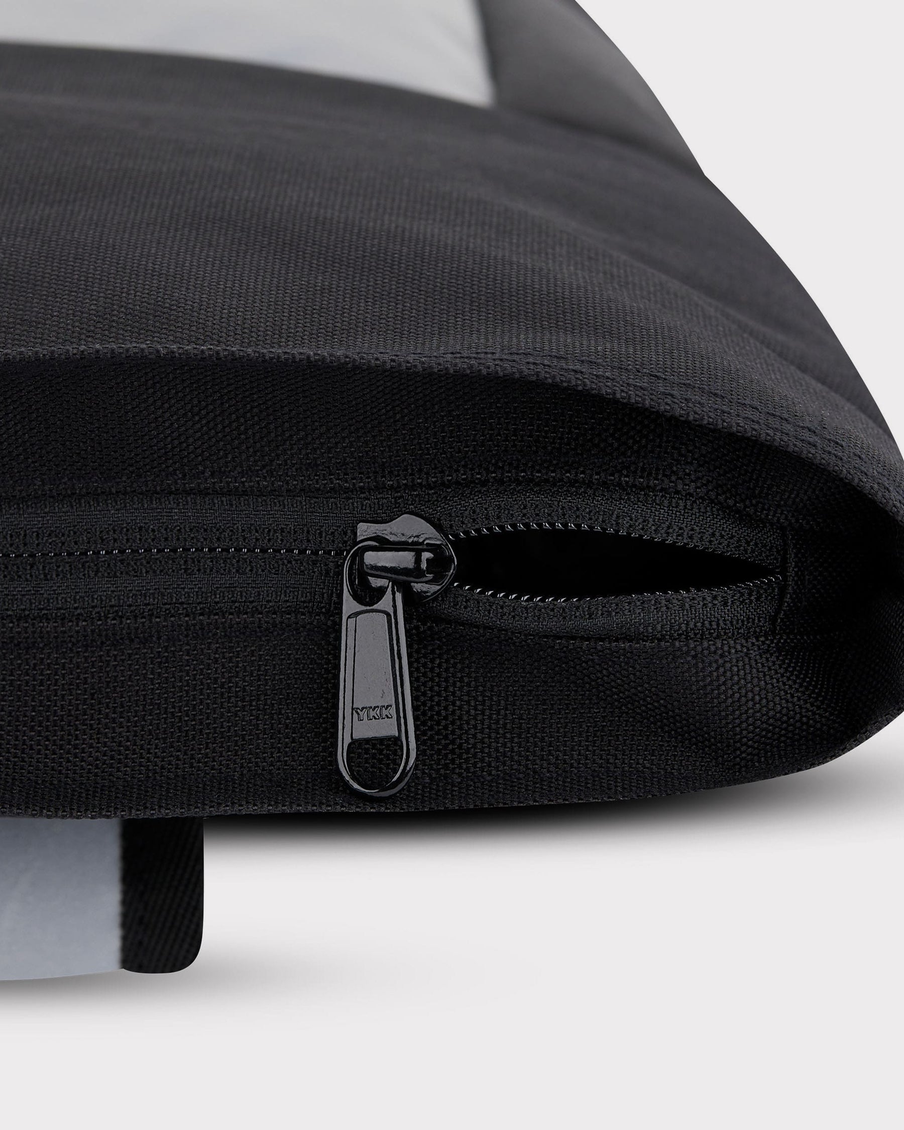 Schwarzer Rolltop Rucksack 'Robin Medium' für Fahrrad mit geöffnetem YKK-Reißverschluss