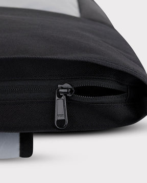 Schwarzer Rolltop Rucksack 'Robin Medium' für Fahrrad mit geöffnetem YKK-Reißverschluss