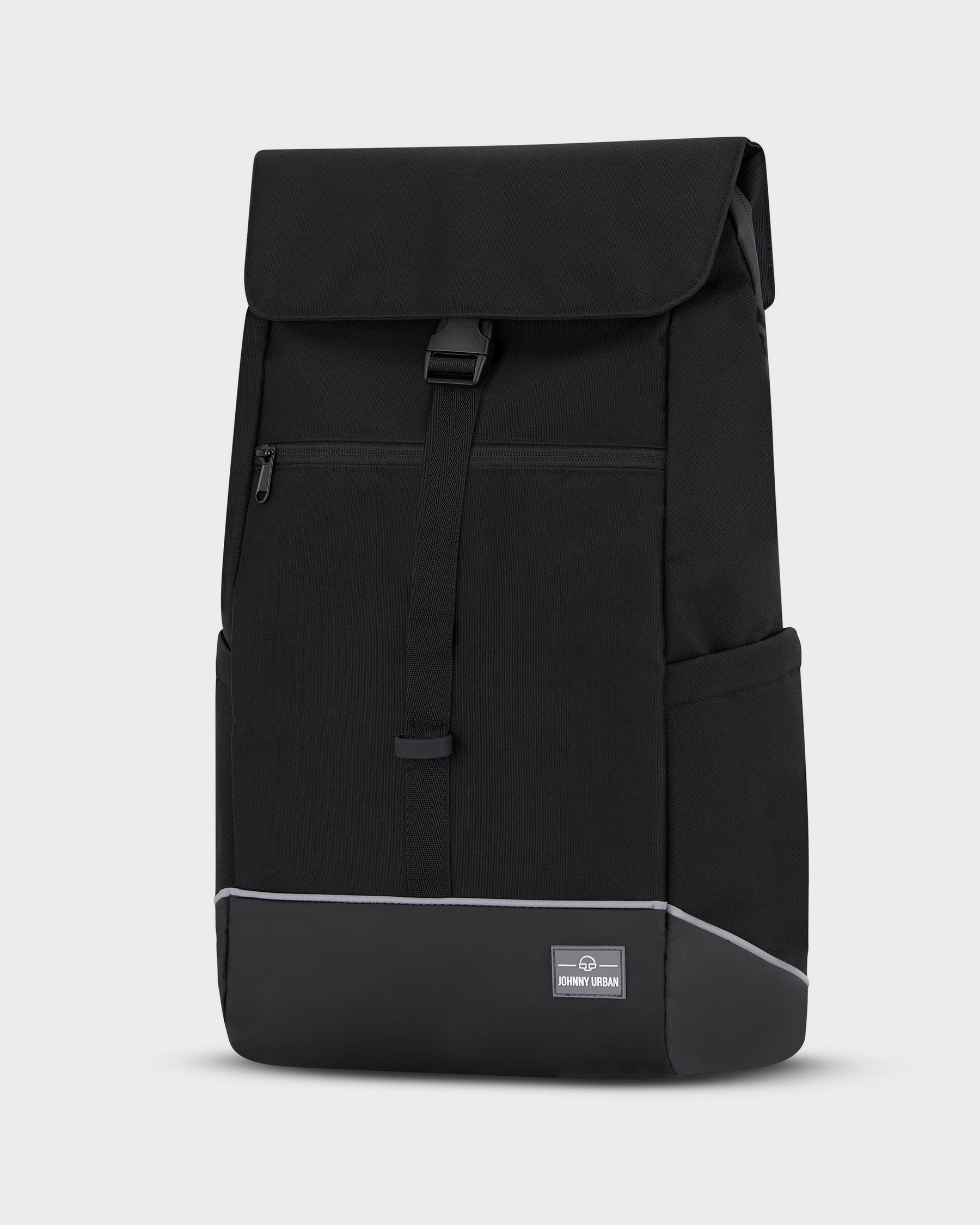 Schwarzer Fahrradrucksack 'Mika' von Johnny Urban mit Rolltop, Fronttasche mit Reißverschluss und reflektierenden Details