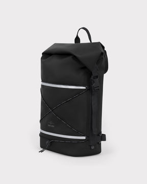 Schwarzer Rolltop Rucksack 'Myles' von Johnny Urban mit elastischem Kordelzug und Reflektoren, für Fahrradträger