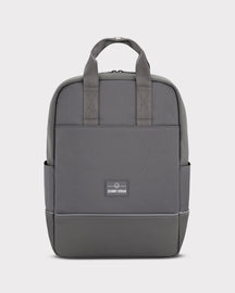 Grau-farbener Fahrradrucksack 'Jona Medium' von Johnny Urban mit zwei Tragegriffen und seitlichen Taschen