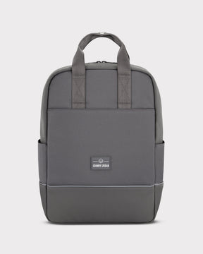 Grau-farbener Fahrradrucksack 'Jona Medium' von Johnny Urban mit zwei Tragegriffen und seitlichen Taschen