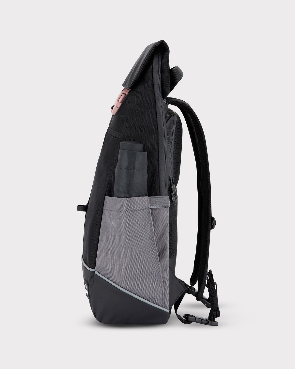 Schwarzer Johnny Urban Rucksack "Mika" mit großem grauem Seitentaschenfach und geschlossenem Regenschirm