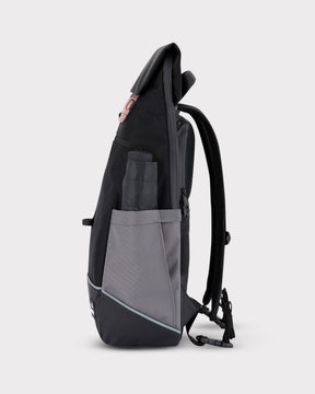 Schwarzer Johnny Urban Rucksack "Mika" mit großem grauem Seitentaschenfach und geschlossenem Regenschirm