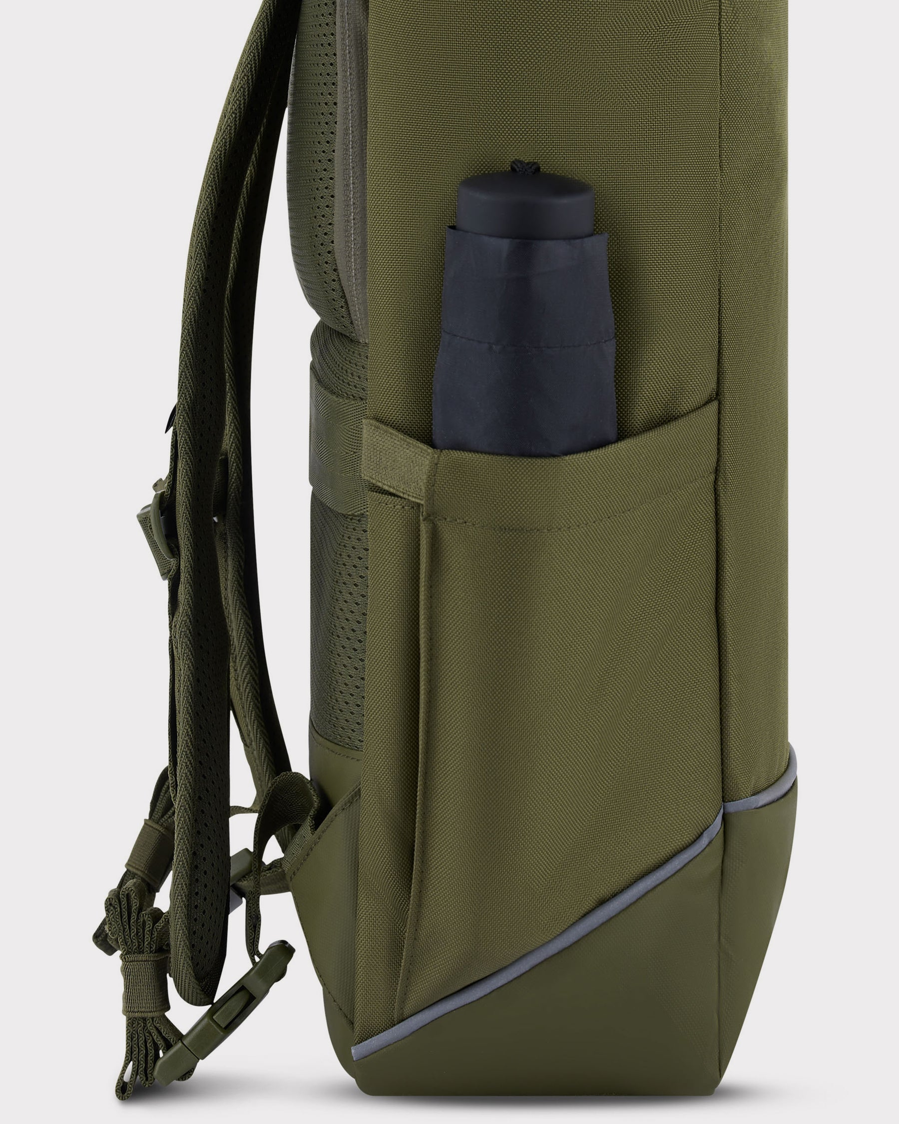 Olivefarbener Johnny Urban Rolltop Rucksack Robin Medium mit seitlicher Tasche und schwarzem Wasserflaschenhalter