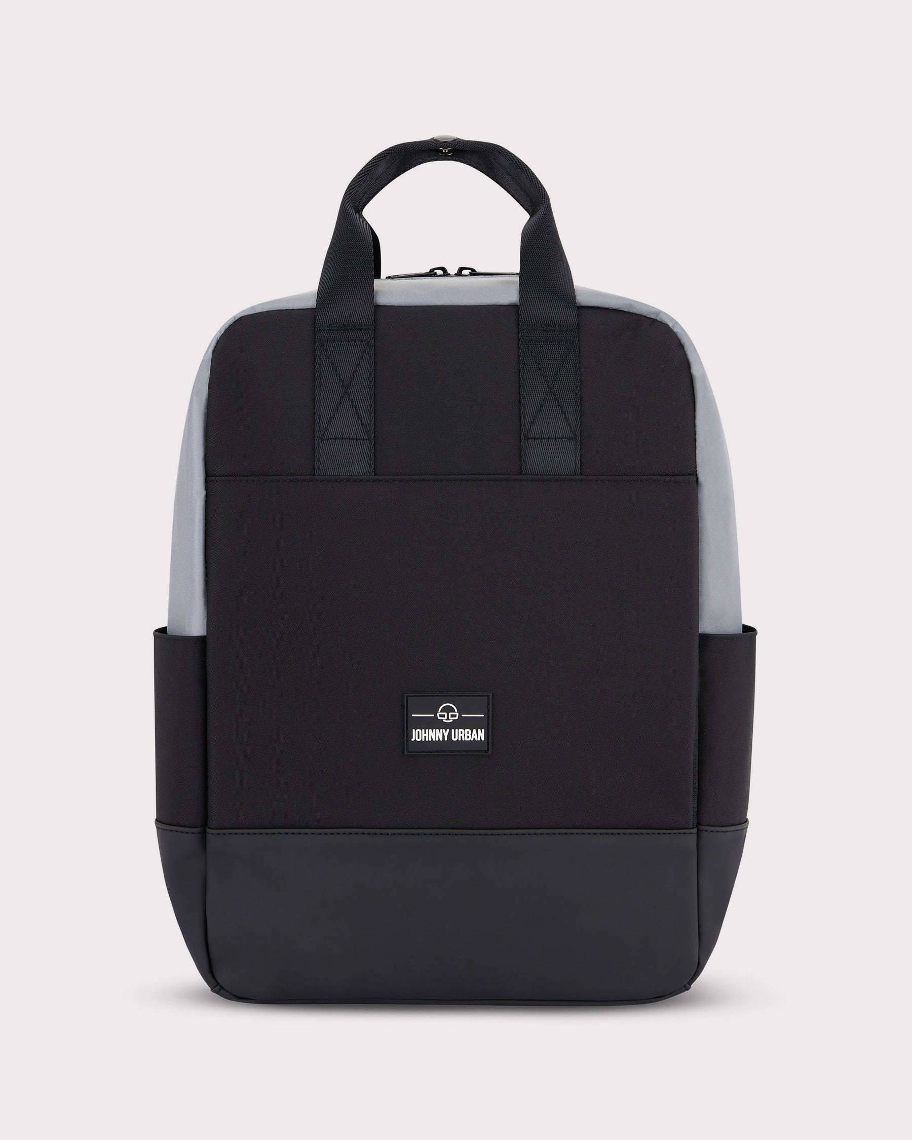 Schwarzer Rucksack 'Jona Medium' von Johnny Urban mit reflektierenden grauen Seiten, Bügellaschen und Logo vorne