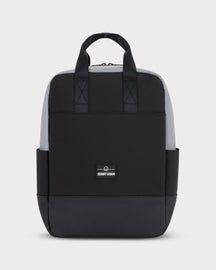 Schwarzer Rucksack 'Jona Medium' von Johnny Urban mit reflektierenden grauen Seiten, Bügellaschen und Logo vorne