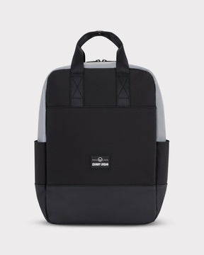 Schwarzer Rucksack 'Jona Medium' von Johnny Urban mit reflektierenden grauen Seiten, Bügellaschen und Logo vorne