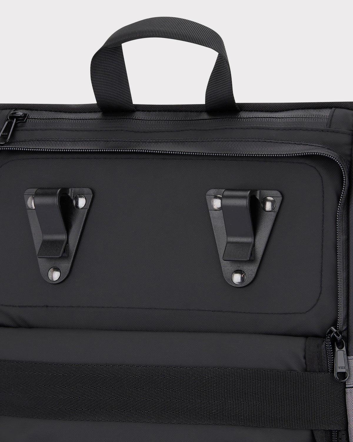 Schwarzer Johnny Urban Fahrradrucksack 'Mika' mit zwei Metallclips und Griff