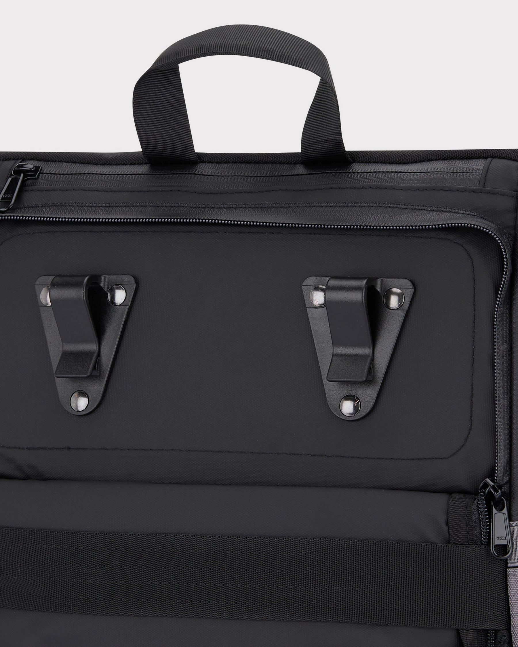 Schwarzer Johnny Urban Fahrradrucksack 'Mika' mit zwei Metallclips und Griff
