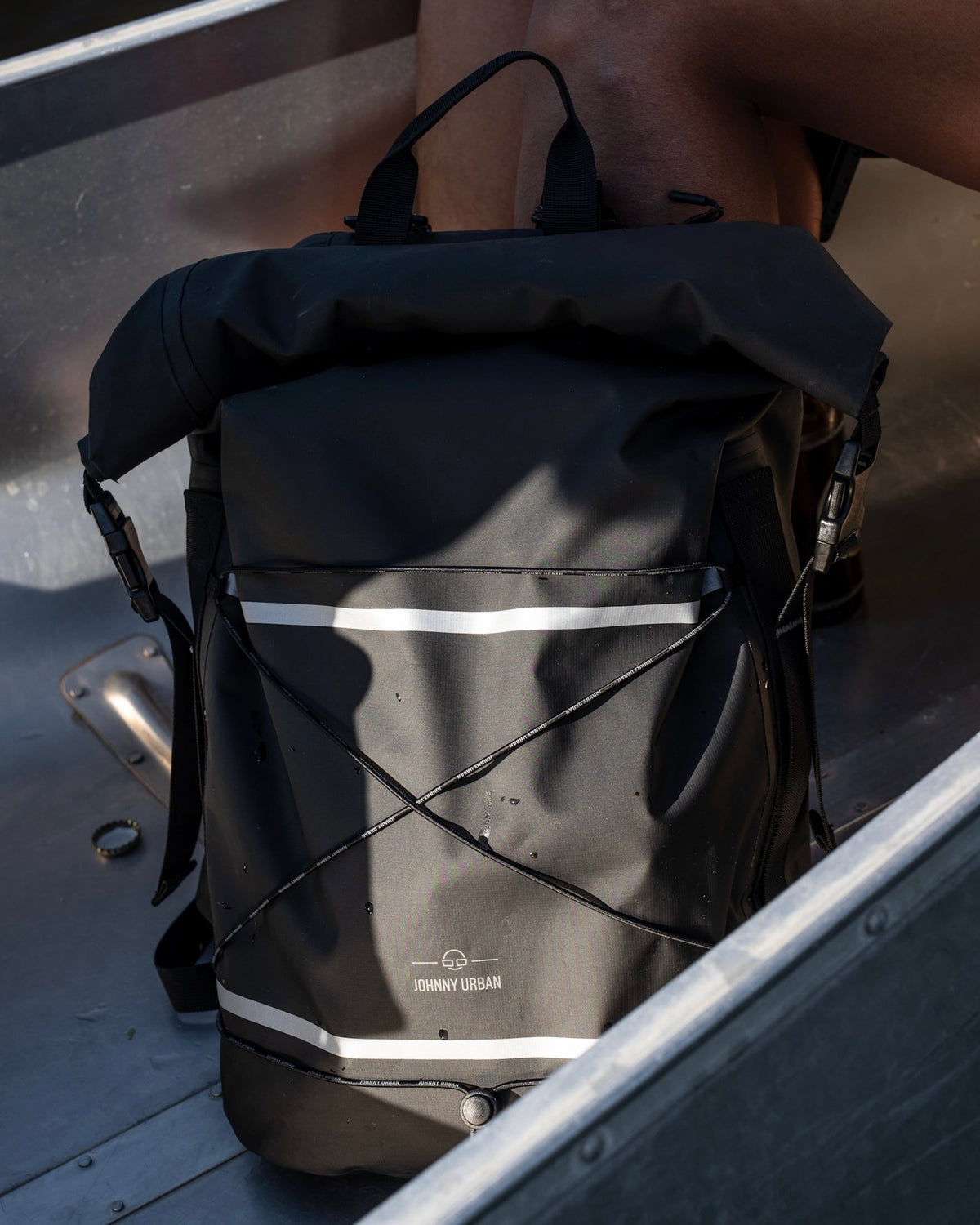 Schwarzer rollbarer Rucksack 'Myles' von Johnny Urban mit reflektierenden Streifen, wasserdicht fürs Fahrradfahren