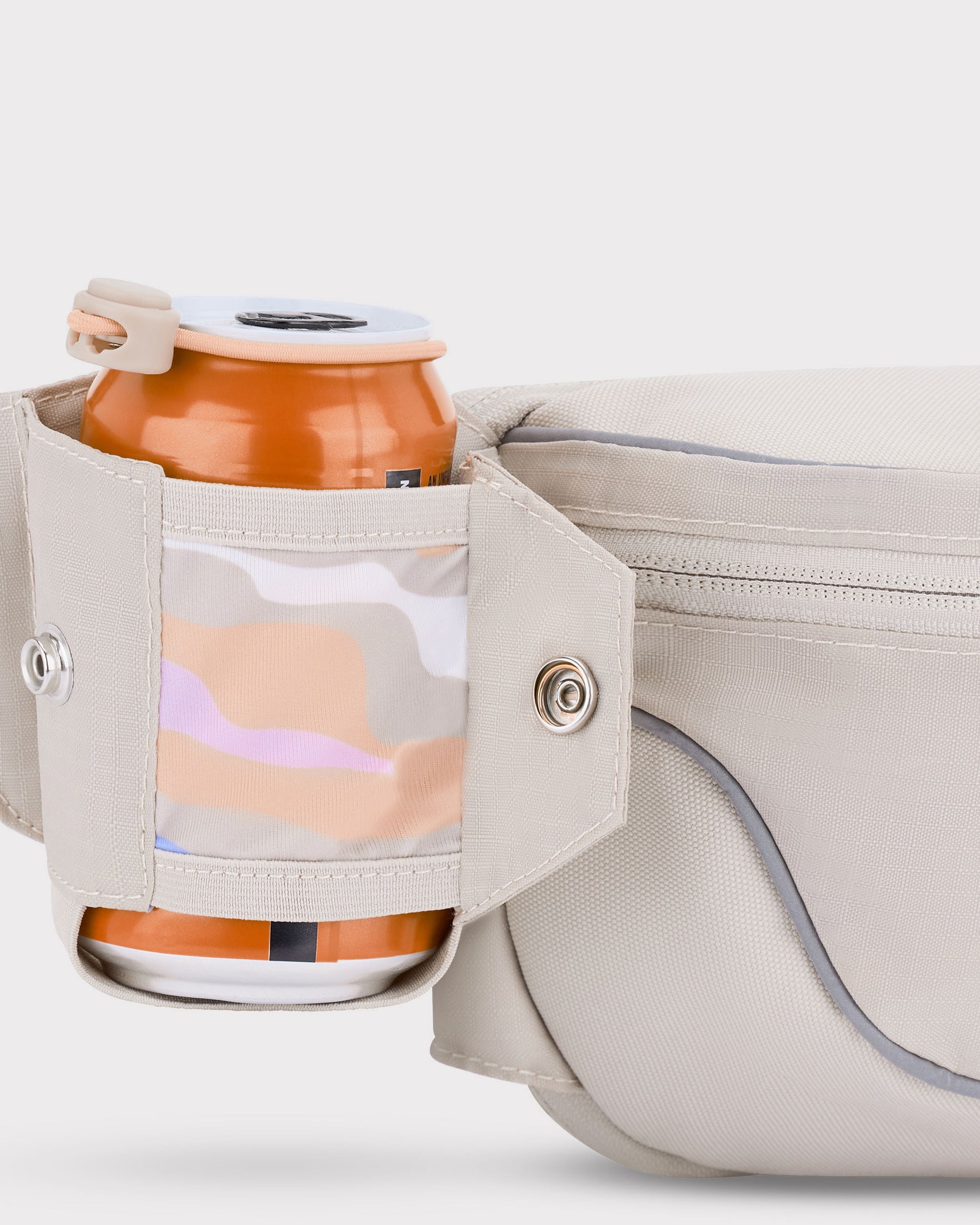 2in1 Bauchtasche 'Jimmy' in Beige mit integriertem Getränkehalter, darin eine Getränkedose