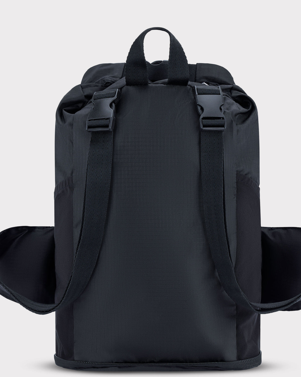 Schwarzer 2in1 Rucksack und Bauchtasche 'Jimmy' von Johnny Urban mit geöffnetem Hüftgurt