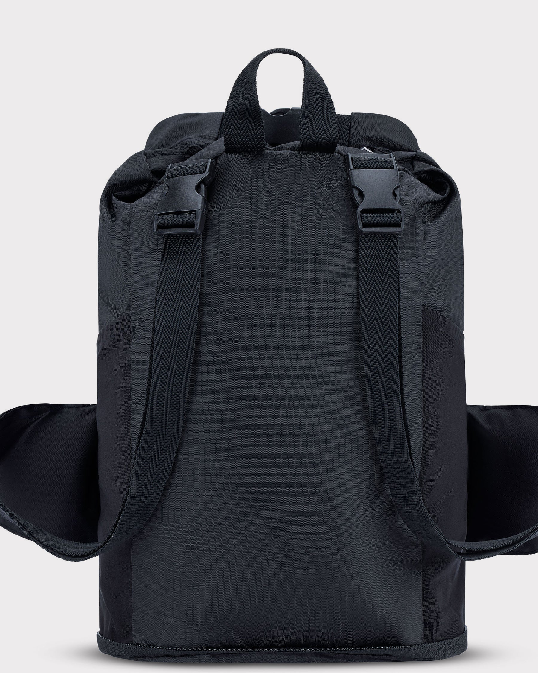 Schwarzer 2in1 Rucksack und Bauchtasche 'Jimmy' von Johnny Urban mit geöffnetem Hüftgurt