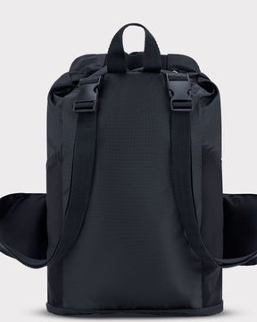 Schwarzer 2in1 Rucksack und Bauchtasche 'Jimmy' von Johnny Urban mit geöffnetem Hüftgurt